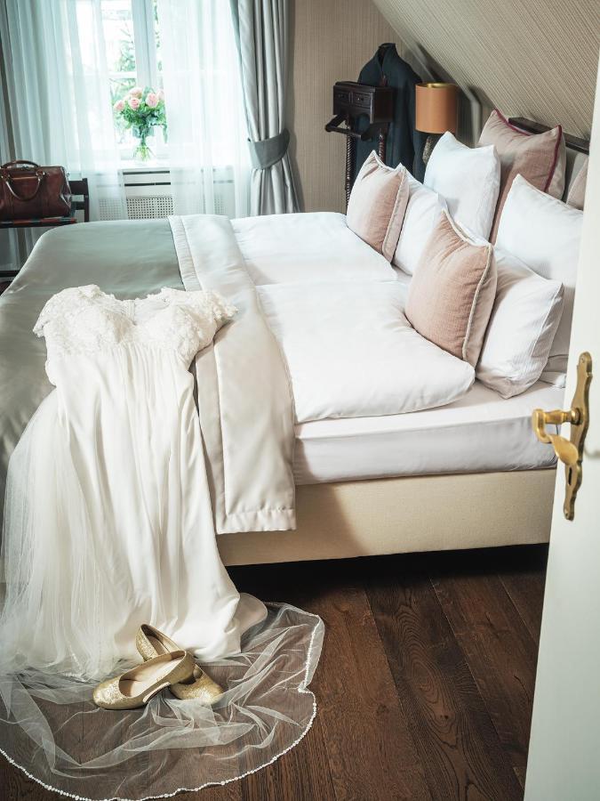 Althoff Hotel Fuerstenhof Целле Экстерьер фото A bed with a sheet