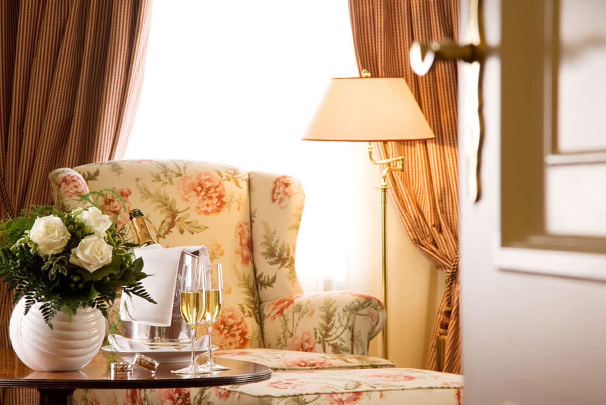 Althoff Hotel Fuerstenhof Целле Экстерьер фото A suite at the Hotel de Crillon