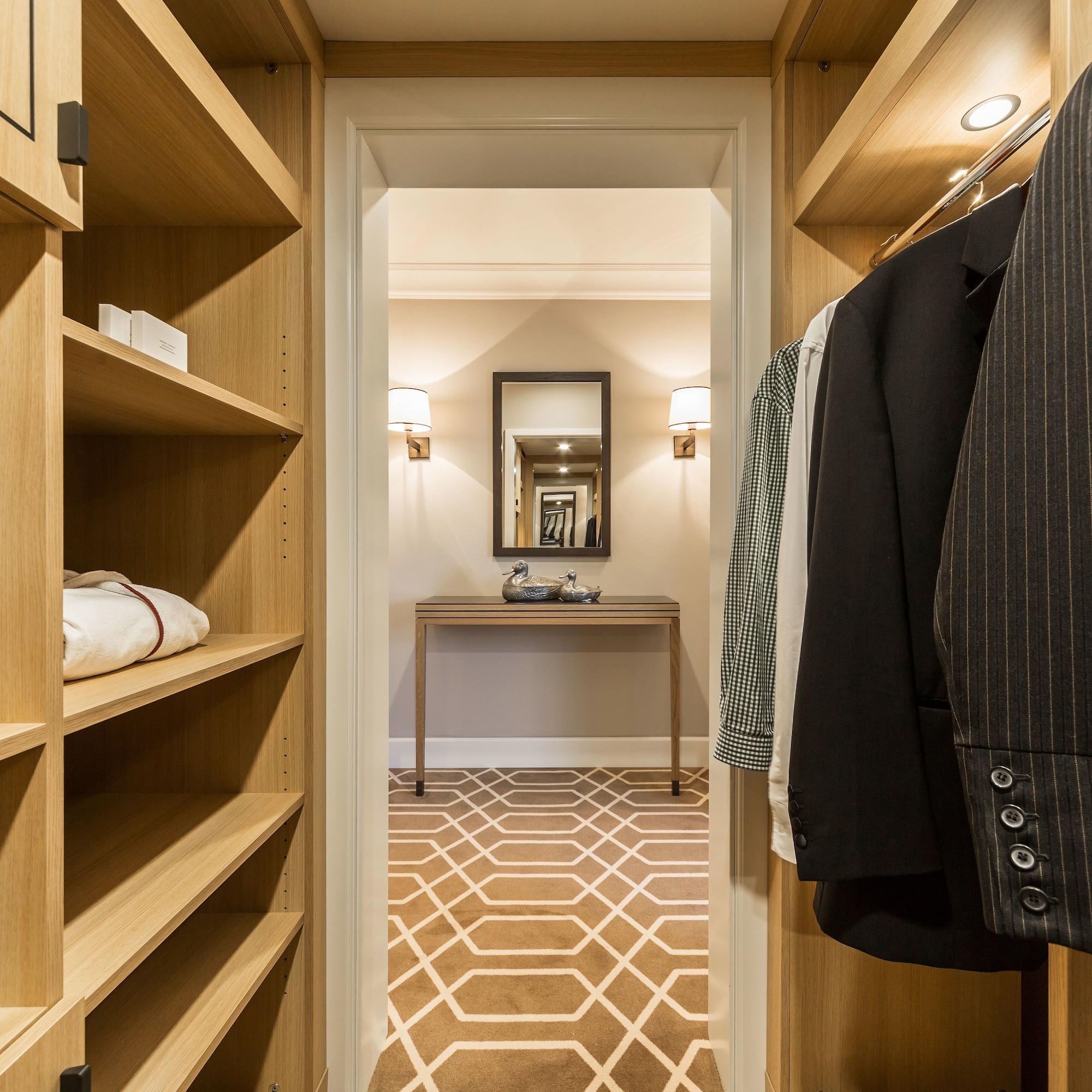 Althoff Hotel Fuerstenhof Целле Экстерьер фото A walk-in closet