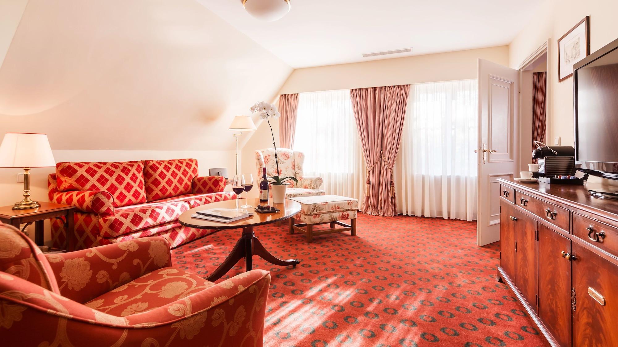 Althoff Hotel Fuerstenhof Целле Экстерьер фото A suite at the Hotel de l'Europe