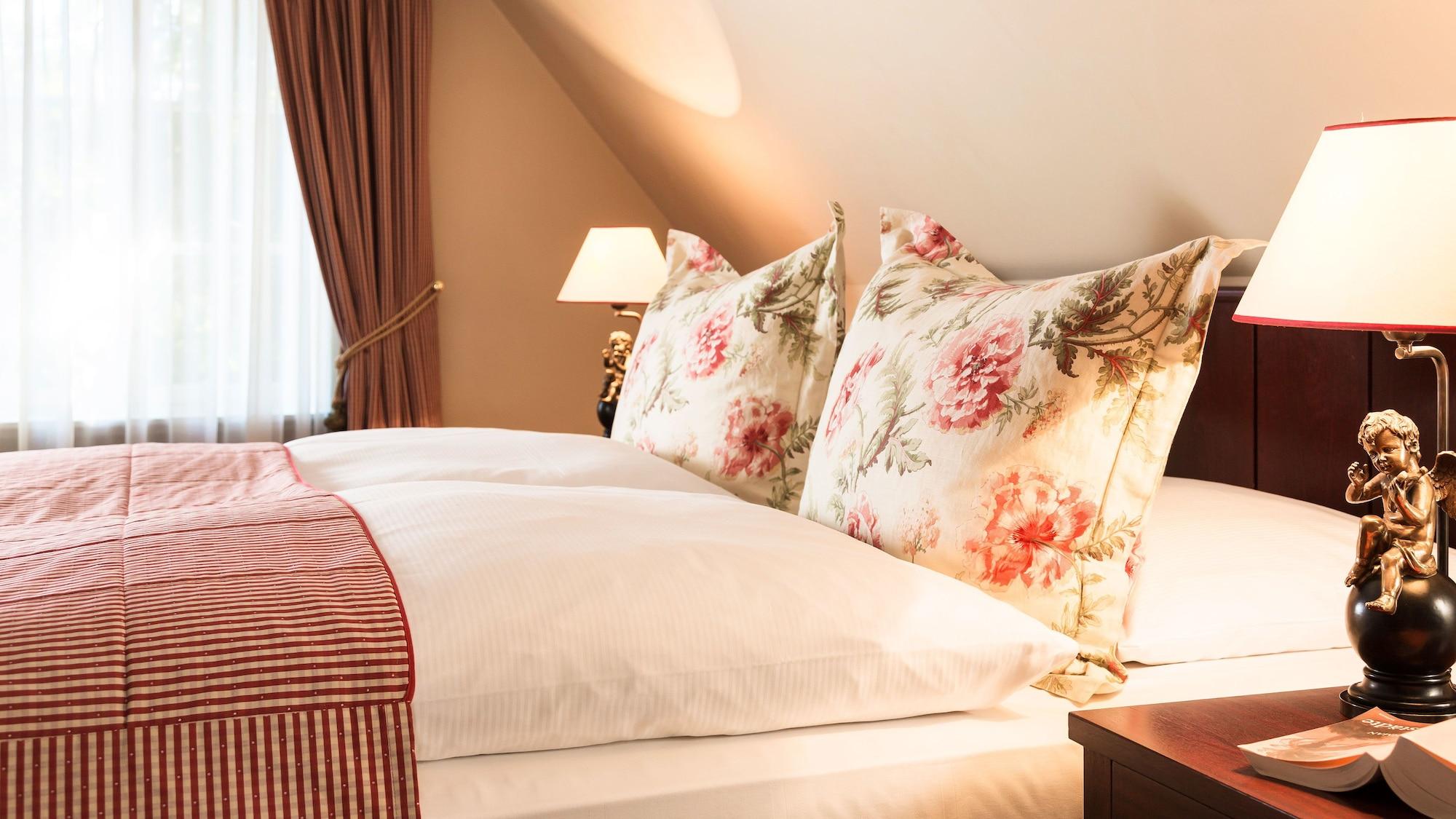 Althoff Hotel Fuerstenhof Целле Экстерьер фото A bed with cushions
