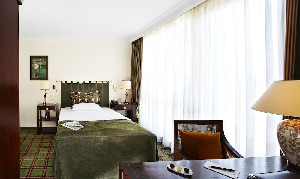 Althoff Hotel Fuerstenhof Целле Экстерьер фото A room at the hotel