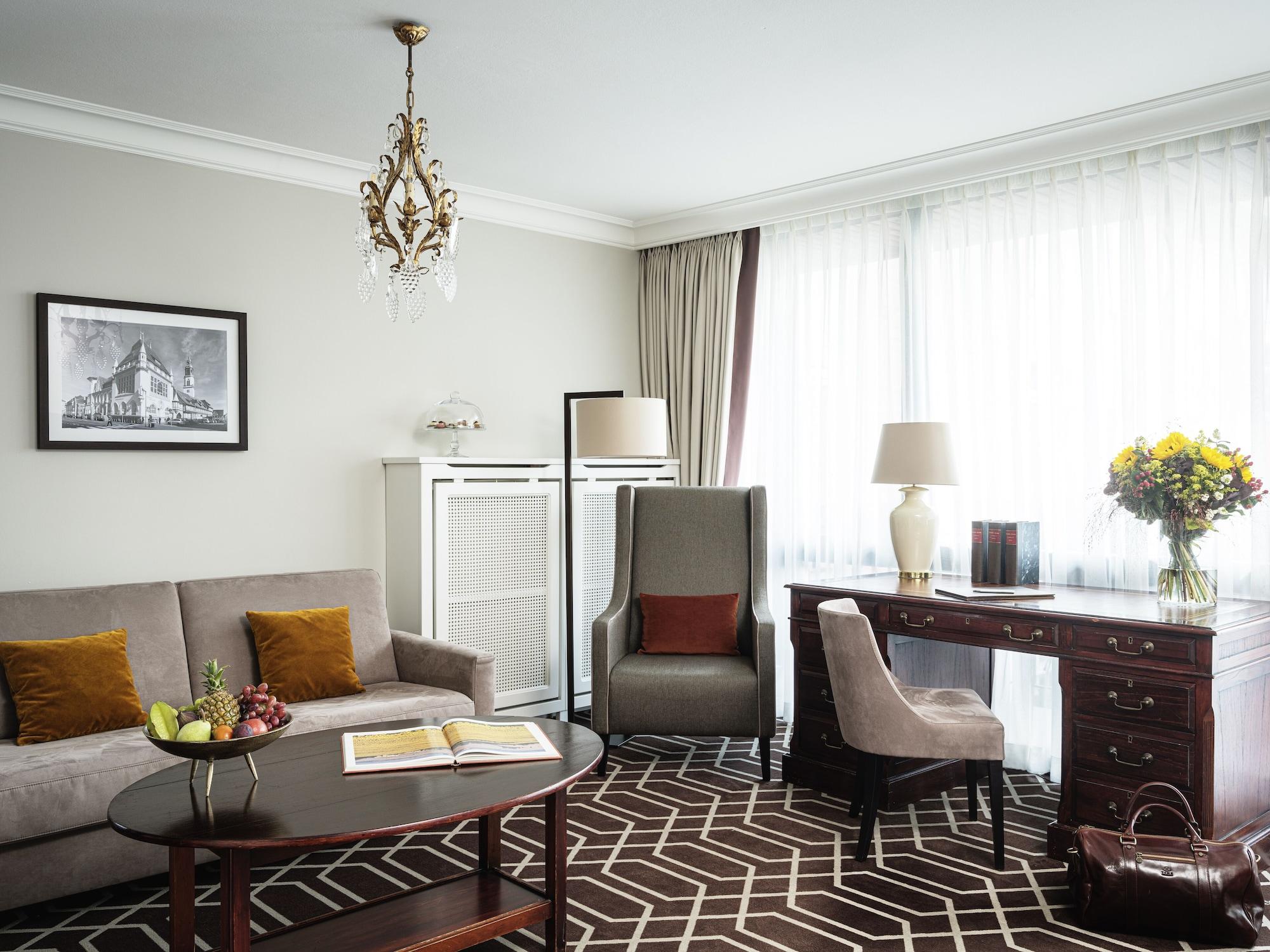 Althoff Hotel Fuerstenhof Целле Экстерьер фото A suite at the Mandarin Oriental, Munich