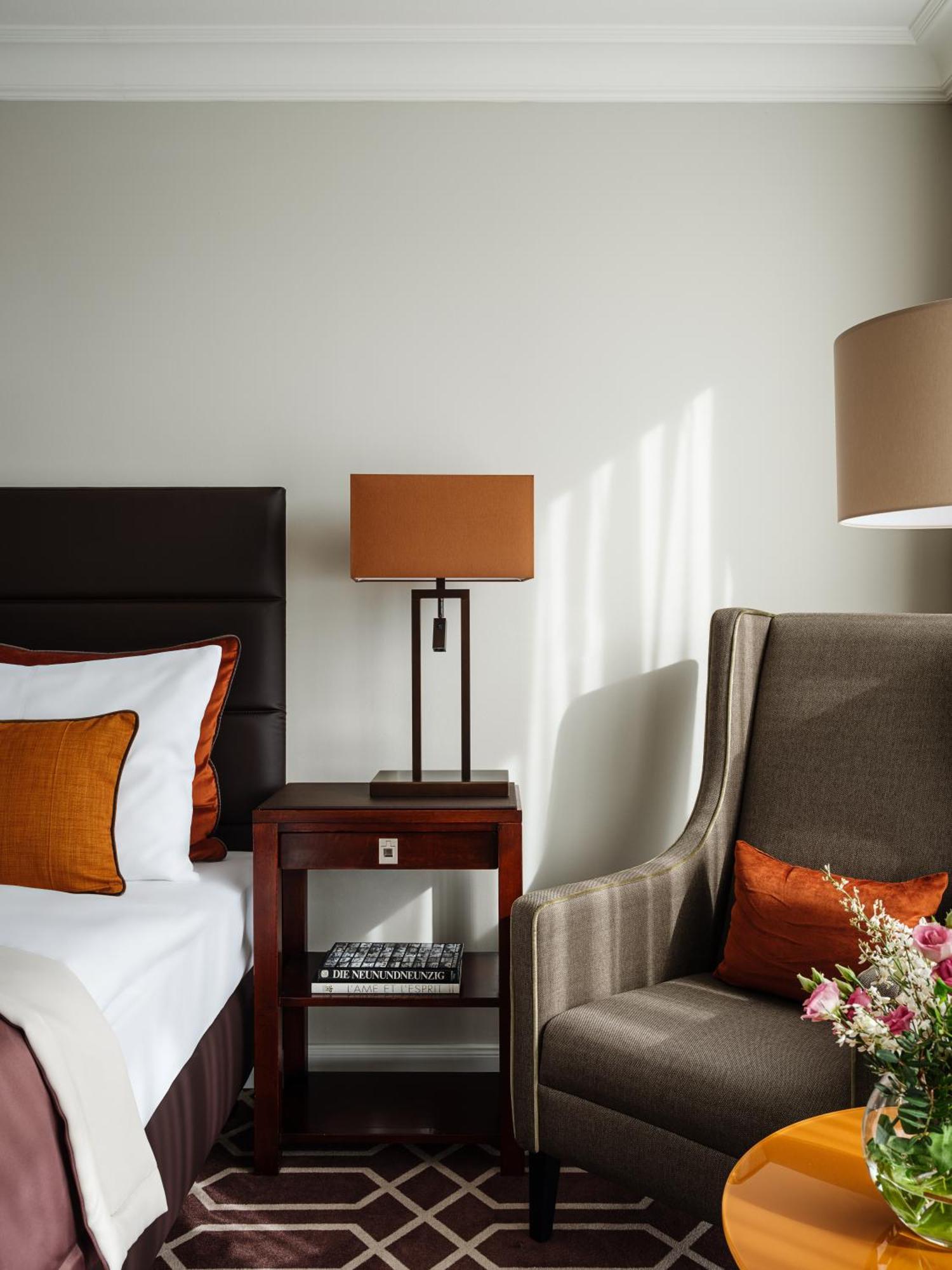 Althoff Hotel Fuerstenhof Целле Экстерьер фото A lampshade