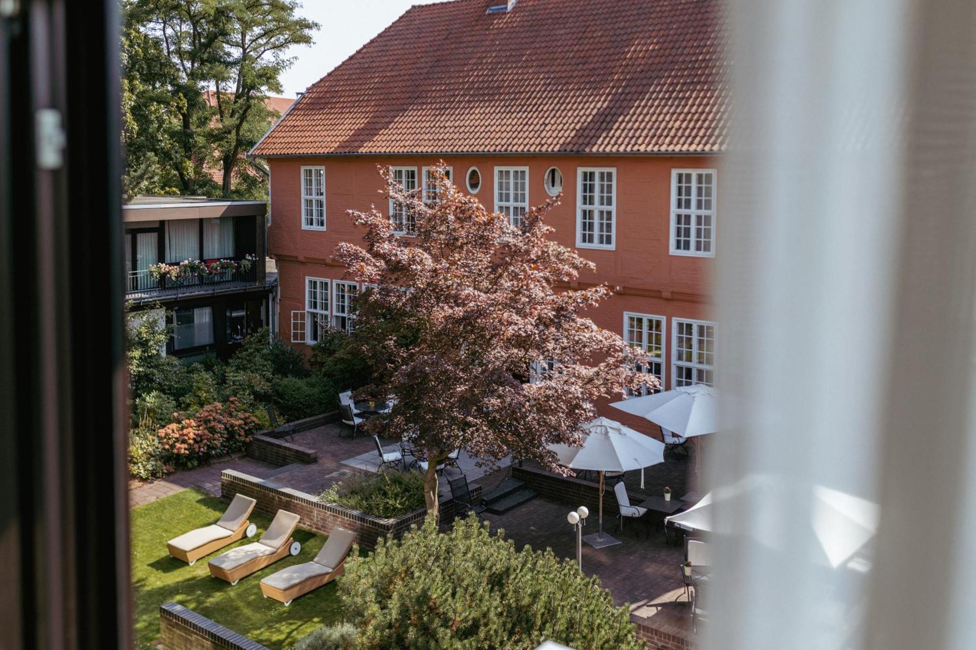 Althoff Hotel Fuerstenhof Целле Экстерьер фото The garden of the hotel
