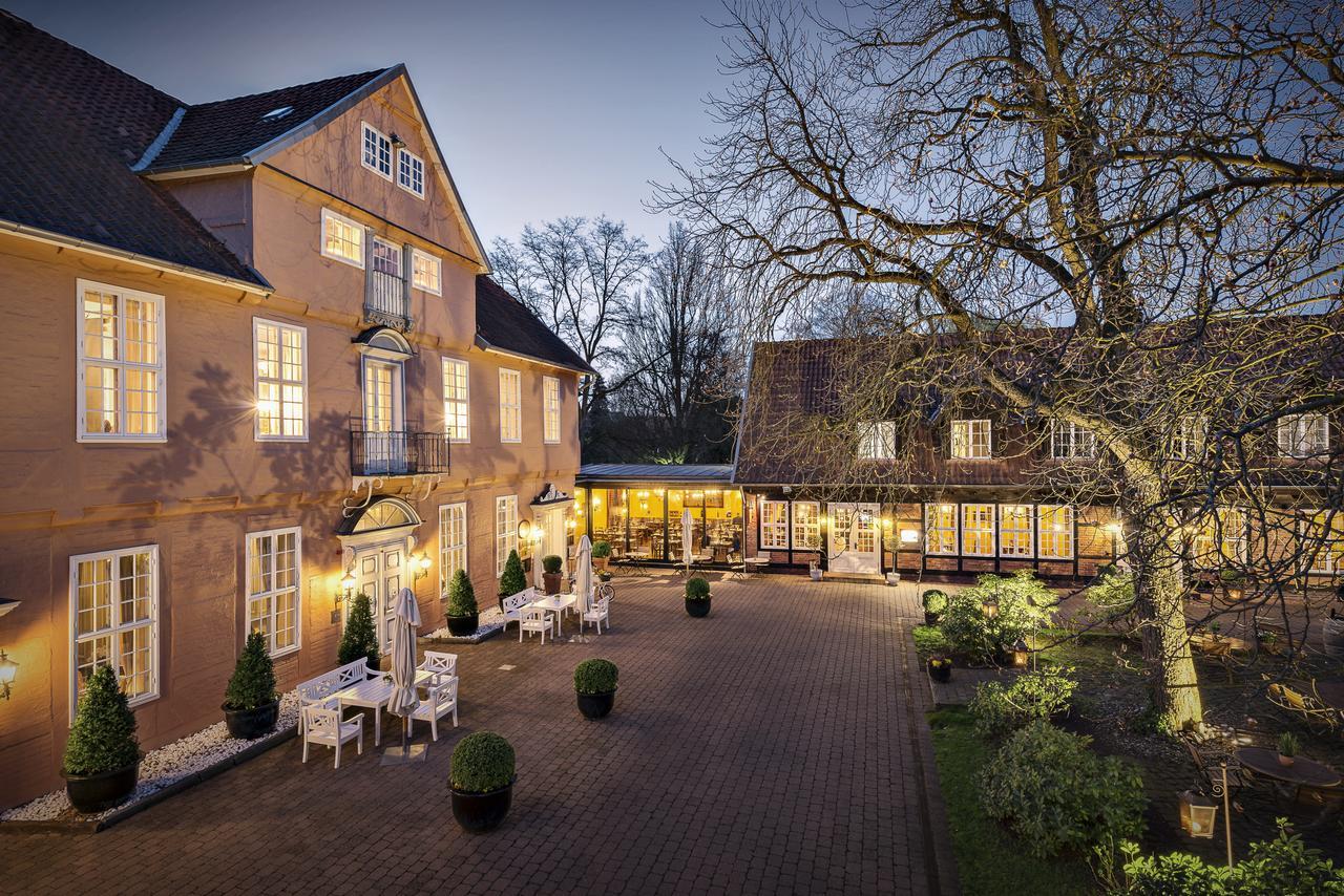 Althoff Hotel Fuerstenhof Целле Экстерьер фото The hotel's courtyard