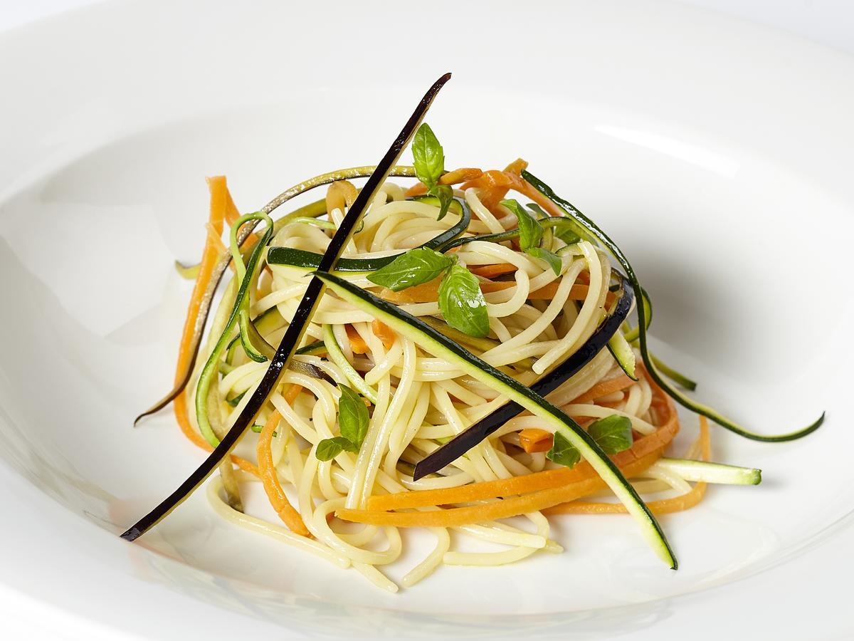 Althoff Hotel Fuerstenhof Целле Экстерьер фото A plate of spaghetti with zucchini